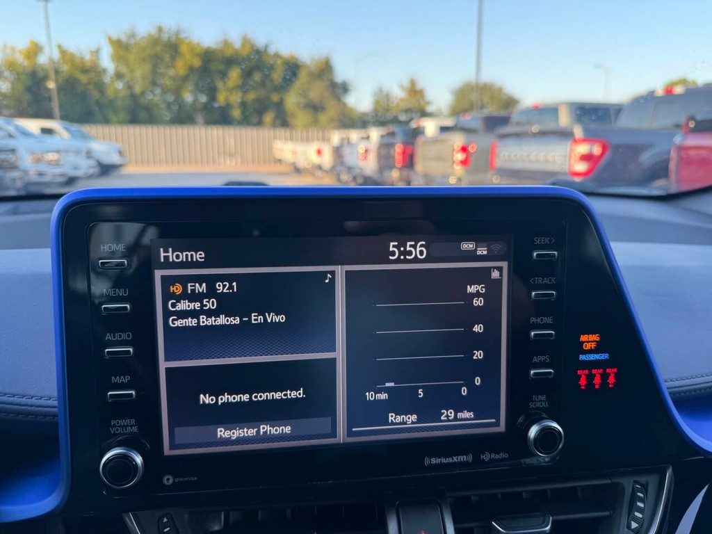 Toyota C-HR Vehicle Full-screen Gallery Image 25