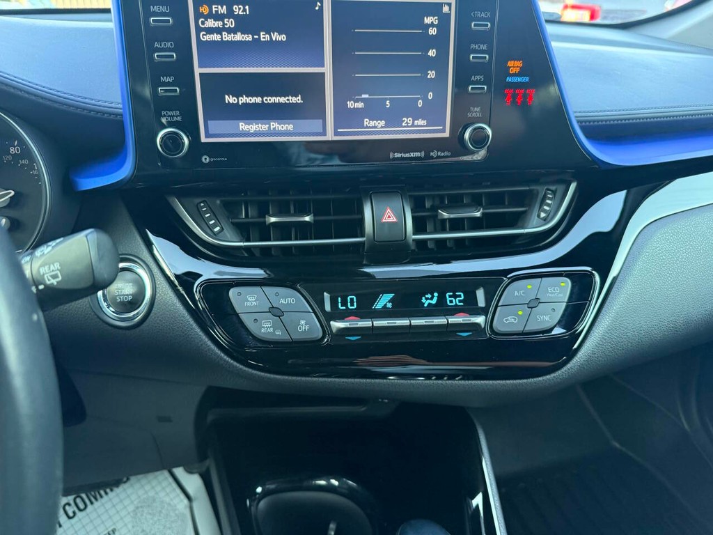 Toyota C-HR Vehicle Full-screen Gallery Image 27