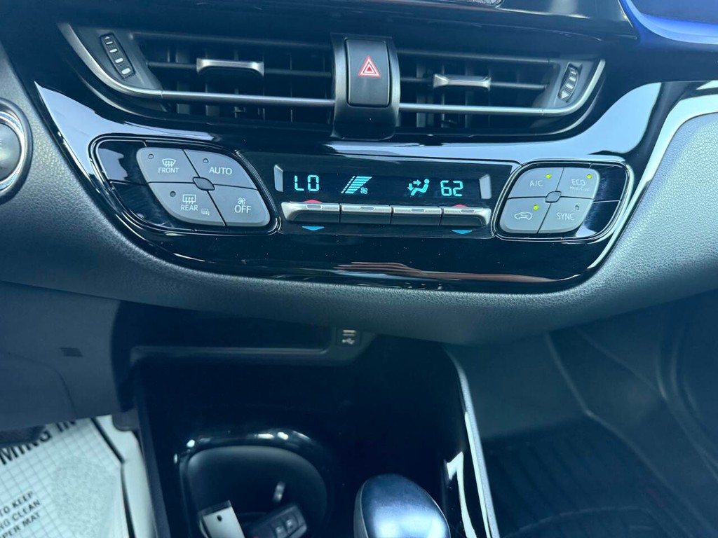 Toyota C-HR Vehicle Full-screen Gallery Image 28