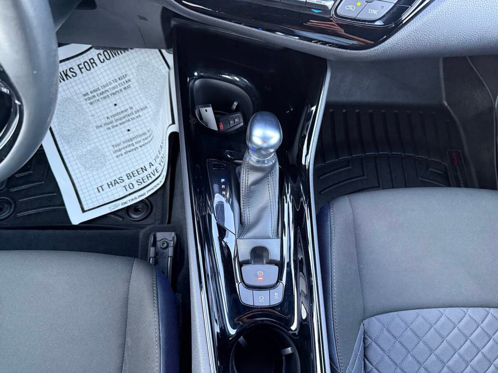 Toyota C-HR Vehicle Full-screen Gallery Image 29