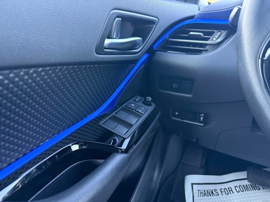 Toyota C-HR Vehicle Full-screen Gallery Image 30