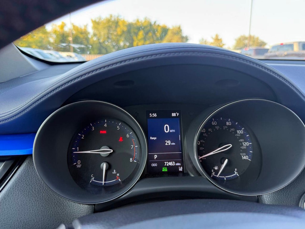 Toyota C-HR Vehicle Full-screen Gallery Image 31