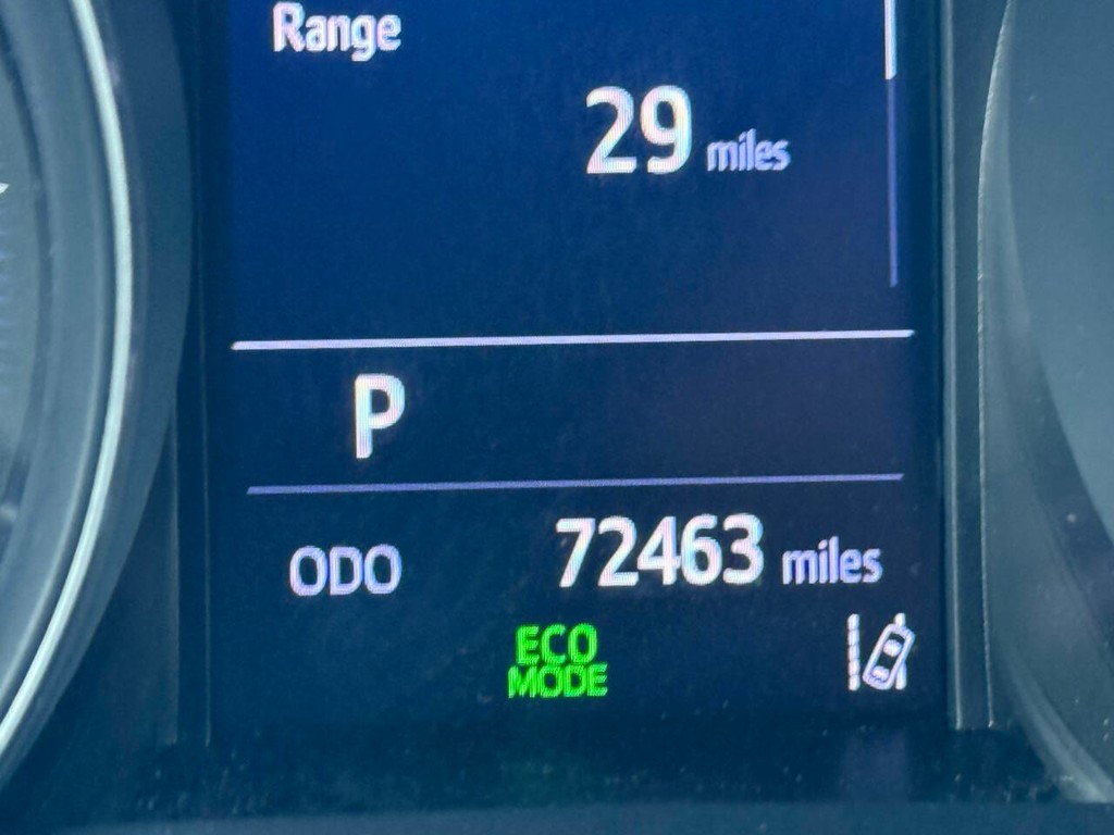 Toyota C-HR Vehicle Full-screen Gallery Image 32