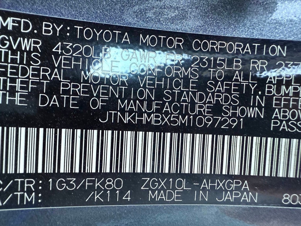 Toyota C-HR Vehicle Full-screen Gallery Image 33