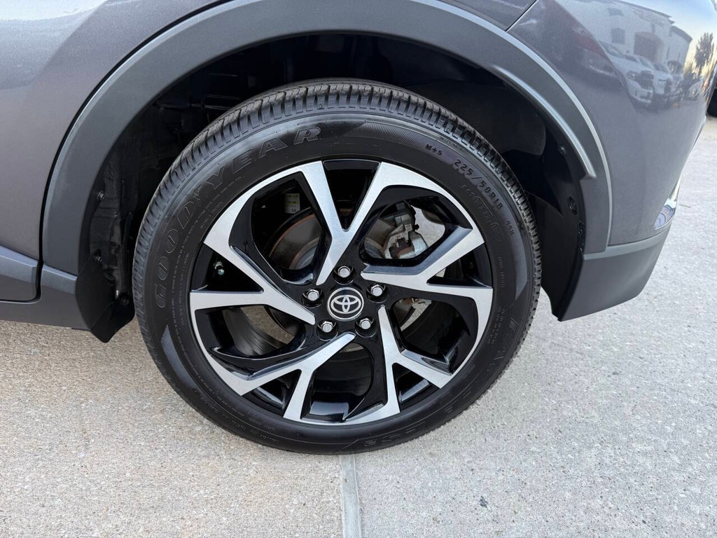 Toyota C-HR Vehicle Full-screen Gallery Image 35