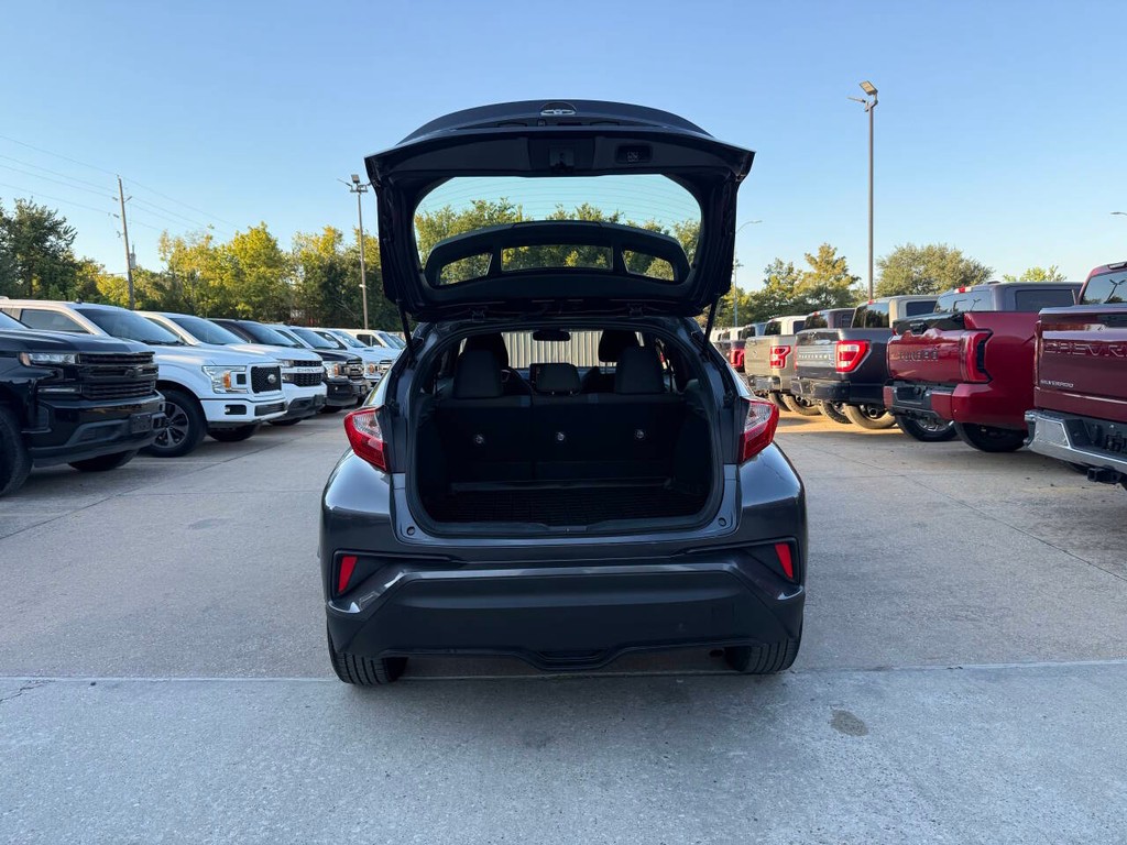 Toyota C-HR Vehicle Full-screen Gallery Image 36