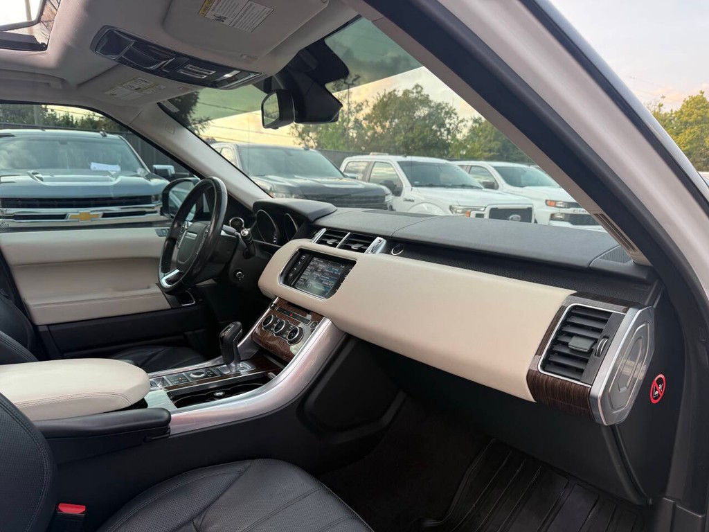 Land Rover Range Rover Sport Vehicle Full-screen Gallery Image 09