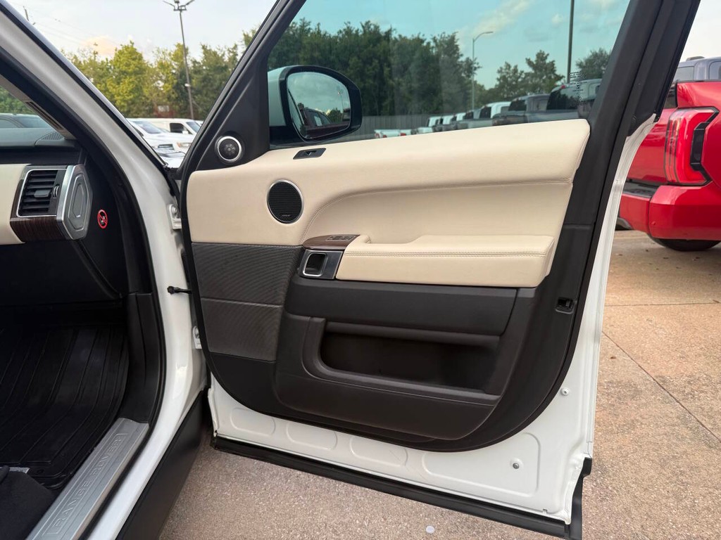 Land Rover Range Rover Sport Vehicle Full-screen Gallery Image 11