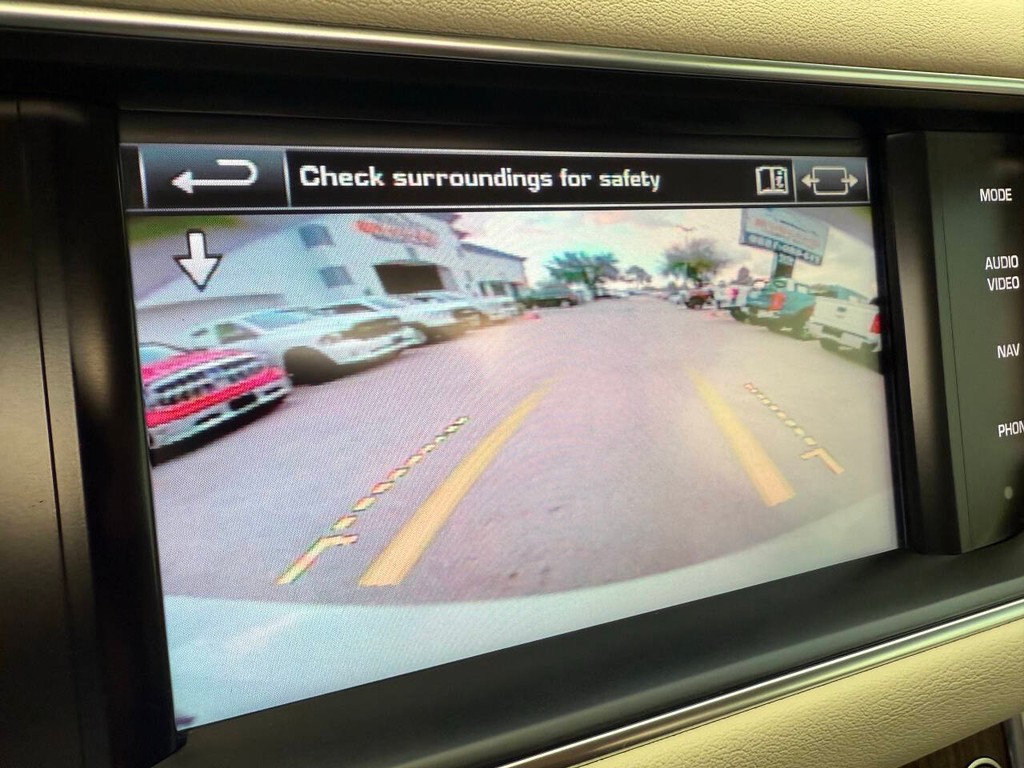 Land Rover Range Rover Sport Vehicle Full-screen Gallery Image 26