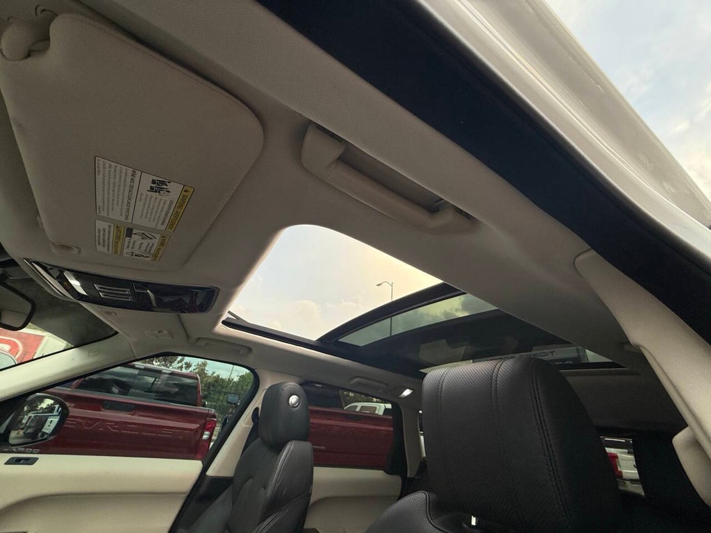 Land Rover Range Rover Sport Vehicle Full-screen Gallery Image 30