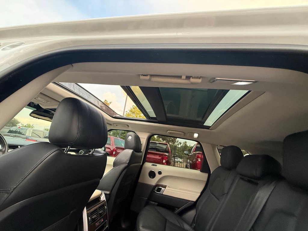 Land Rover Range Rover Sport Vehicle Full-screen Gallery Image 31