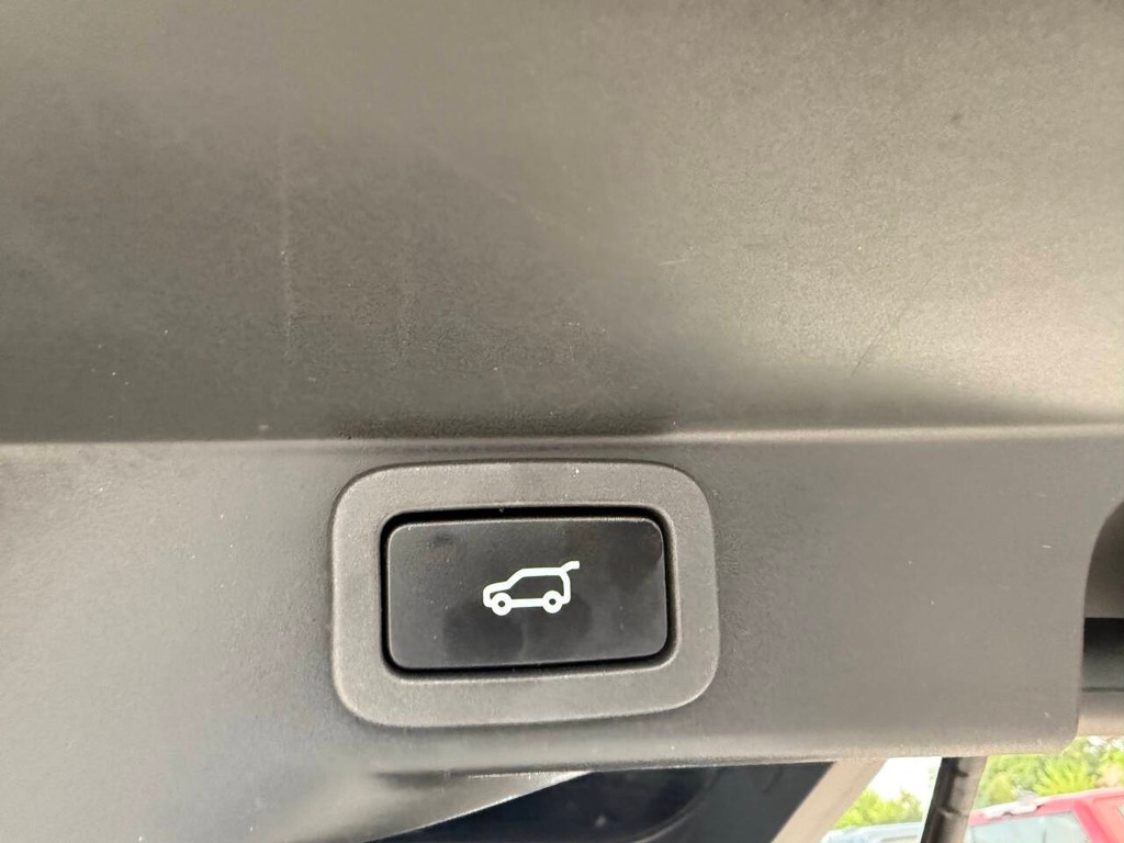 Land Rover Range Rover Sport Vehicle Full-screen Gallery Image 38