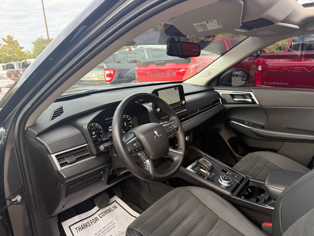 Mitsubishi Outlander Vehicle Full-screen Gallery Image 06