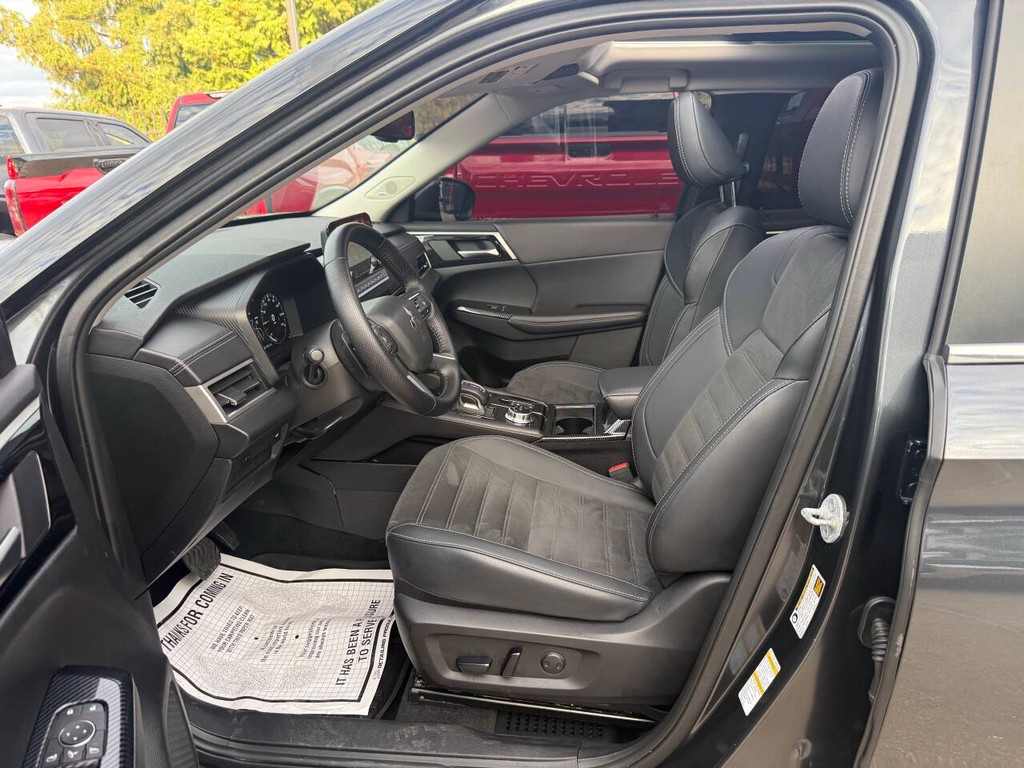 Mitsubishi Outlander Vehicle Full-screen Gallery Image 07