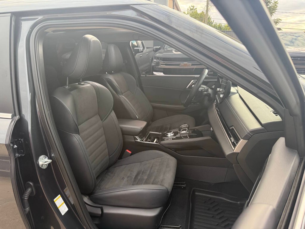 Mitsubishi Outlander Vehicle Full-screen Gallery Image 10