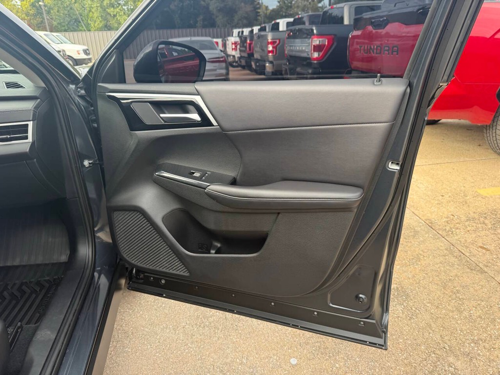 Mitsubishi Outlander Vehicle Full-screen Gallery Image 11