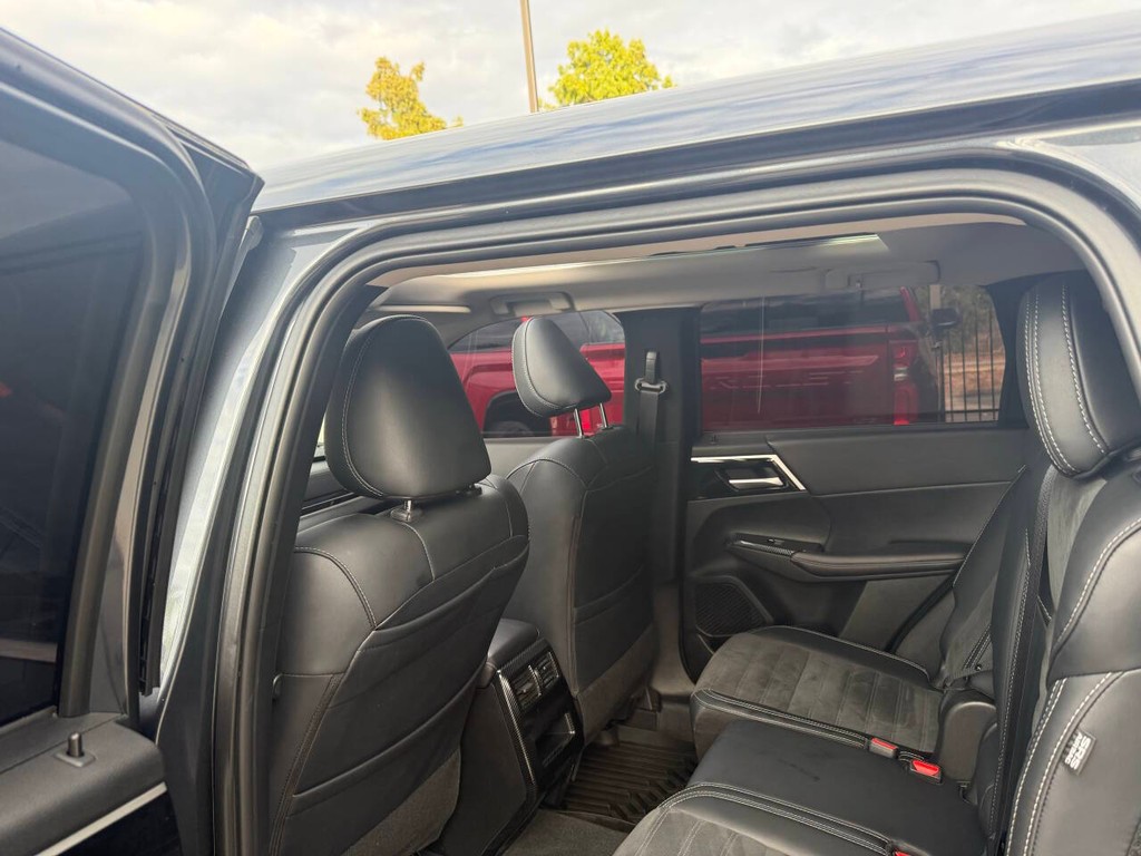 Mitsubishi Outlander Vehicle Full-screen Gallery Image 12