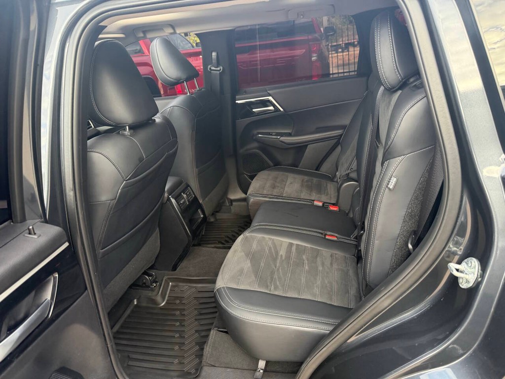 Mitsubishi Outlander Vehicle Full-screen Gallery Image 13