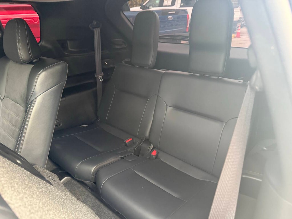 Mitsubishi Outlander Vehicle Full-screen Gallery Image 14