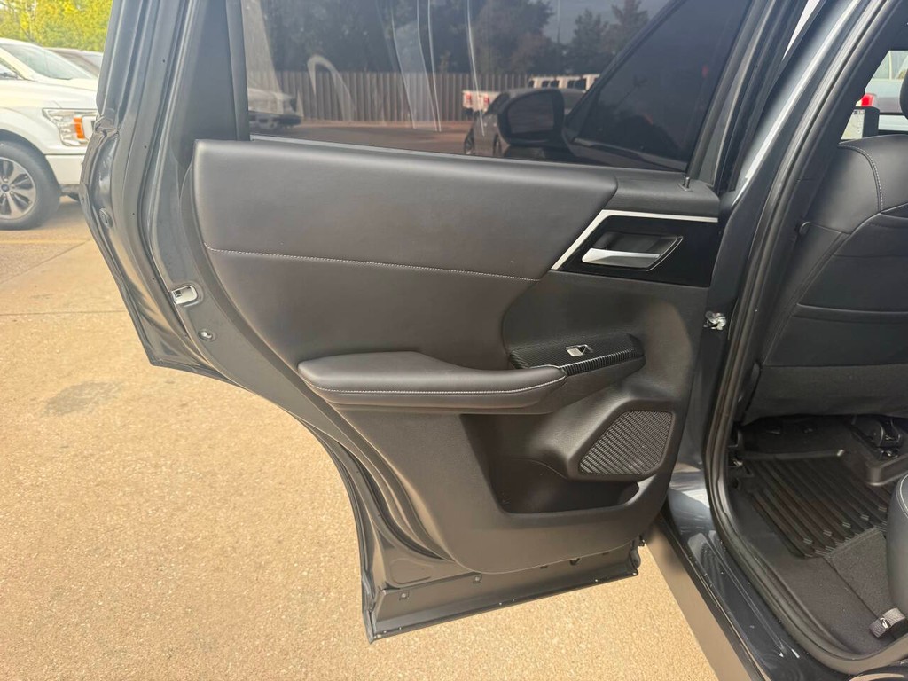 Mitsubishi Outlander Vehicle Full-screen Gallery Image 15