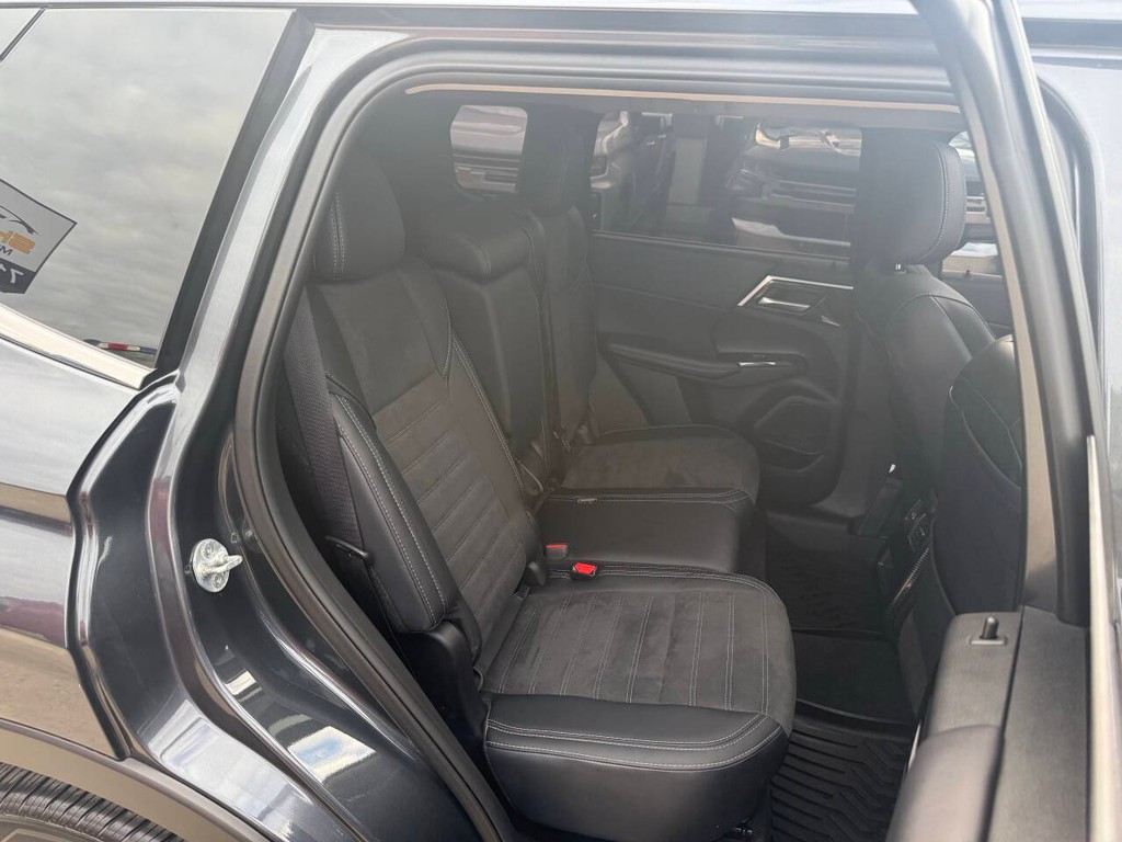 Mitsubishi Outlander Vehicle Full-screen Gallery Image 16