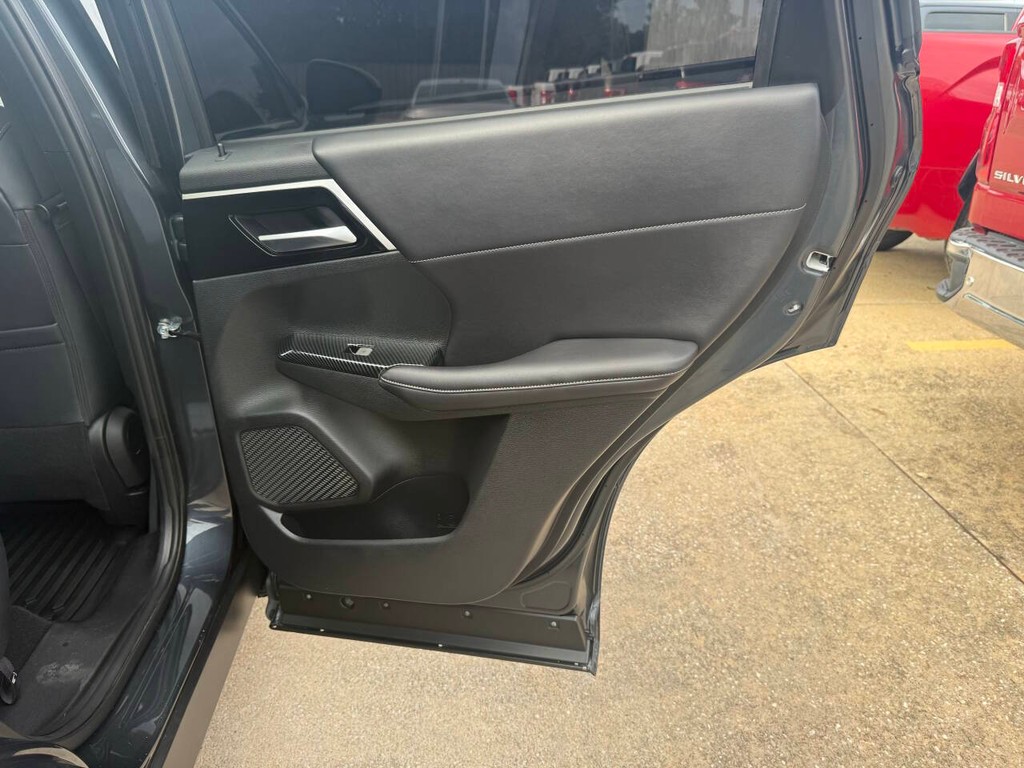 Mitsubishi Outlander Vehicle Full-screen Gallery Image 18