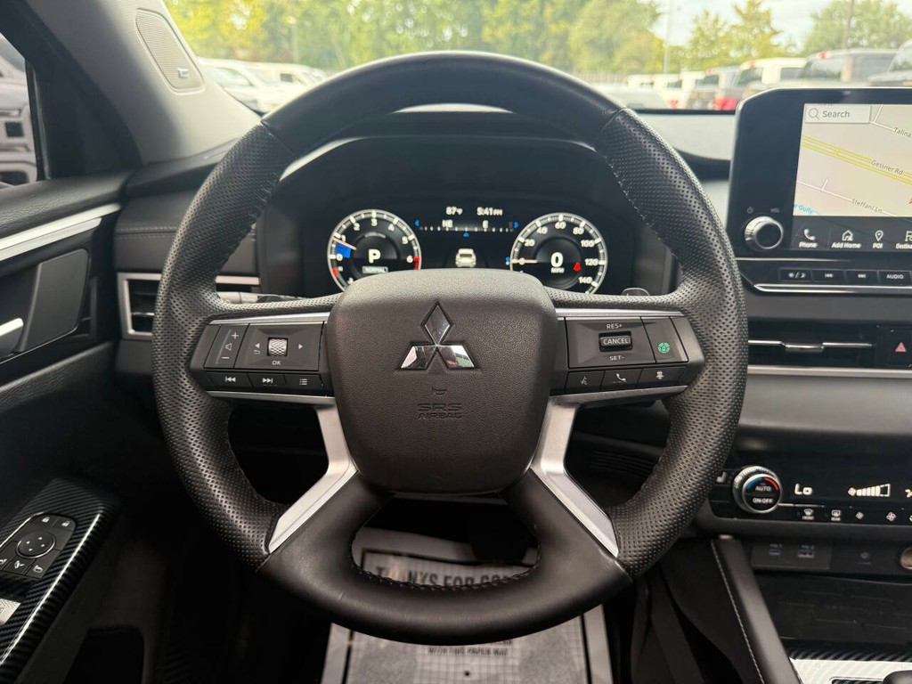 Mitsubishi Outlander Vehicle Full-screen Gallery Image 24