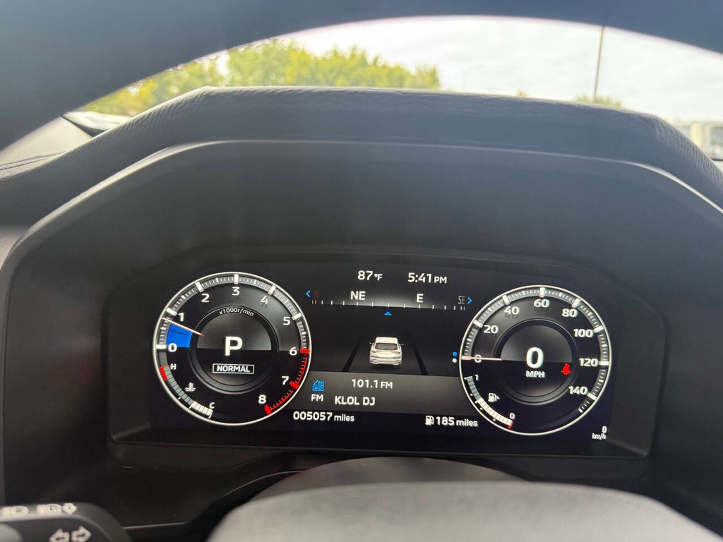 Mitsubishi Outlander Vehicle Full-screen Gallery Image 35