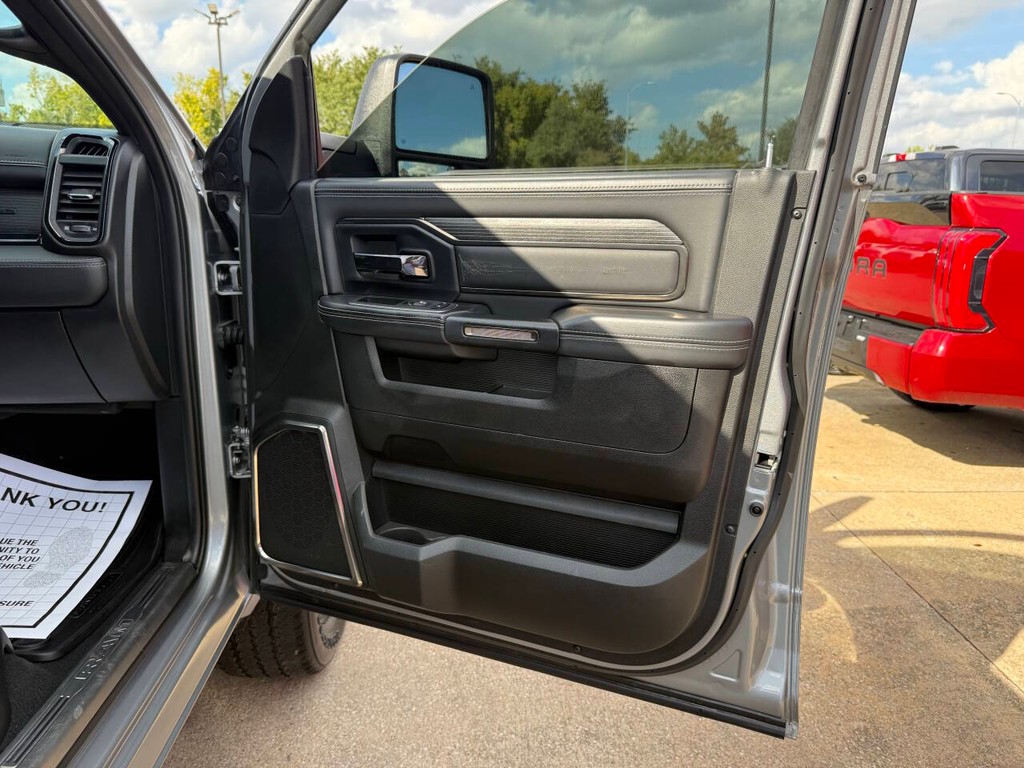 Ram 2500 Vehicle Full-screen Gallery Image 11