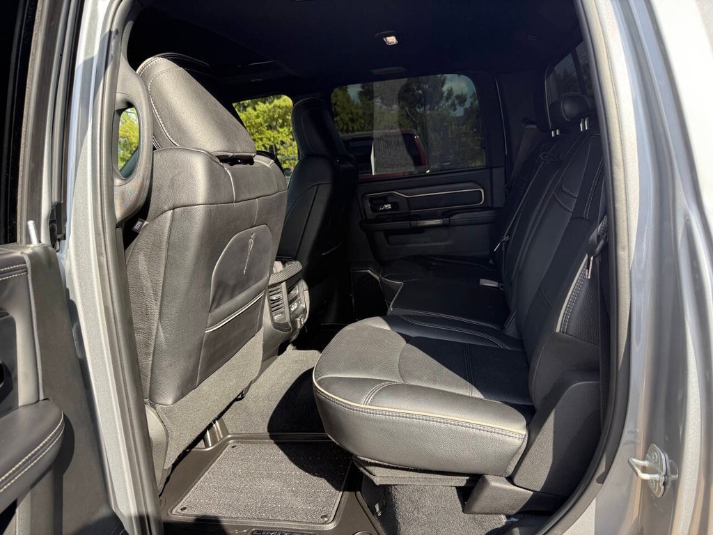 Ram 2500 Vehicle Full-screen Gallery Image 13