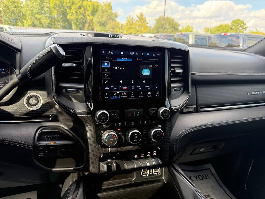 Ram 2500 Vehicle Full-screen Gallery Image 24