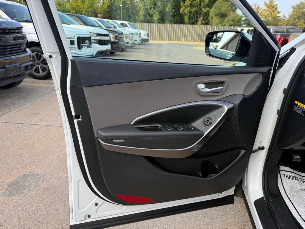 Hyundai Santa Fe Sport Vehicle Full-screen Gallery Image 08