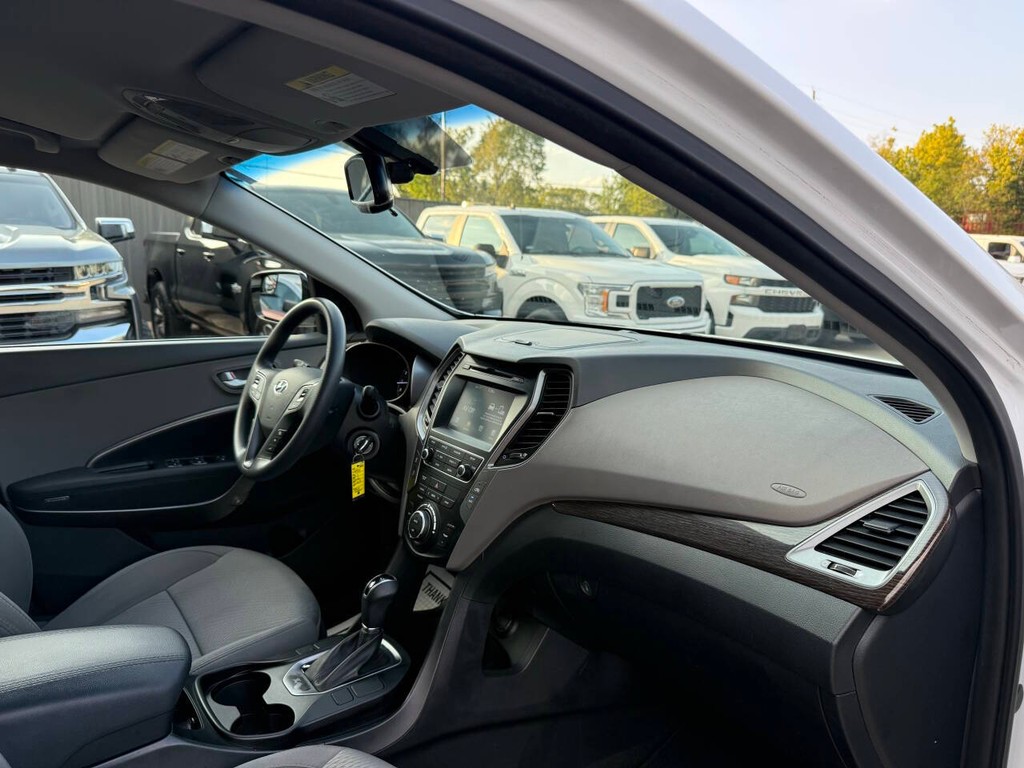 Hyundai Santa Fe Sport Vehicle Full-screen Gallery Image 09