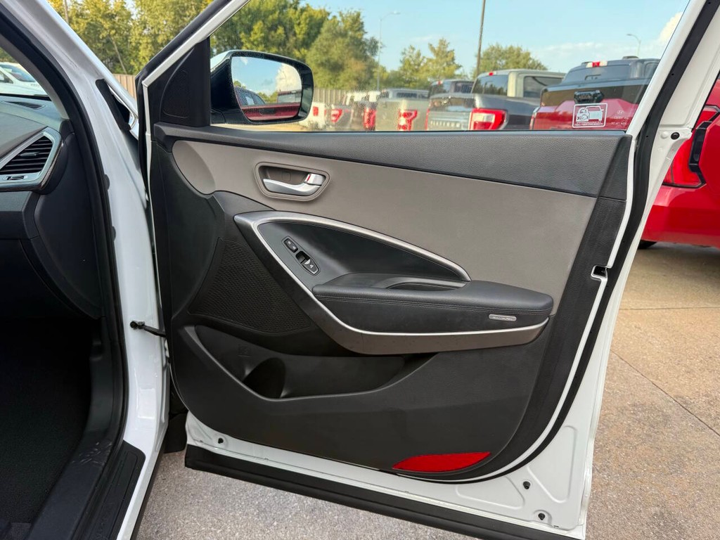 Hyundai Santa Fe Sport Vehicle Full-screen Gallery Image 11