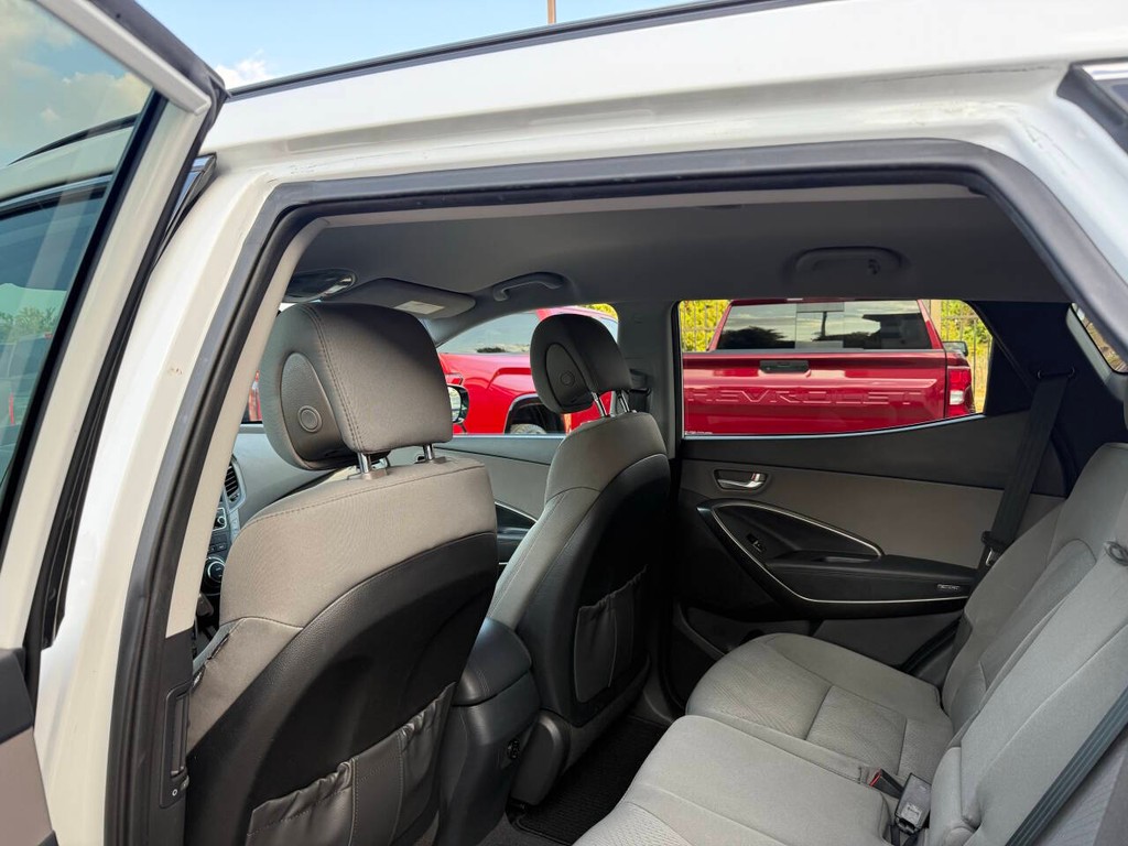 Hyundai Santa Fe Sport Vehicle Full-screen Gallery Image 12