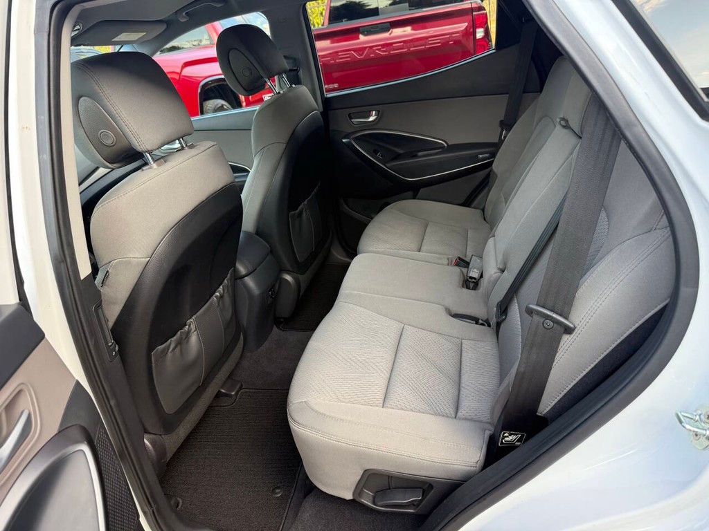 Hyundai Santa Fe Sport Vehicle Full-screen Gallery Image 13