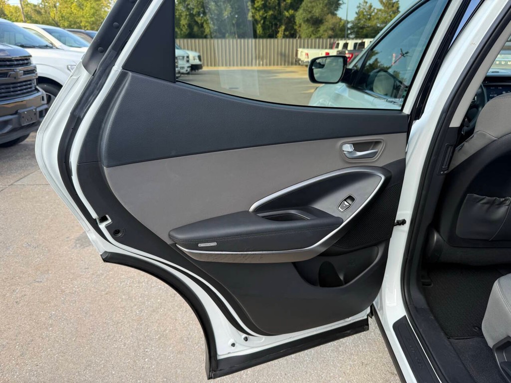 Hyundai Santa Fe Sport Vehicle Full-screen Gallery Image 14