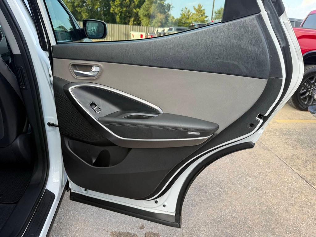 Hyundai Santa Fe Sport Vehicle Full-screen Gallery Image 16