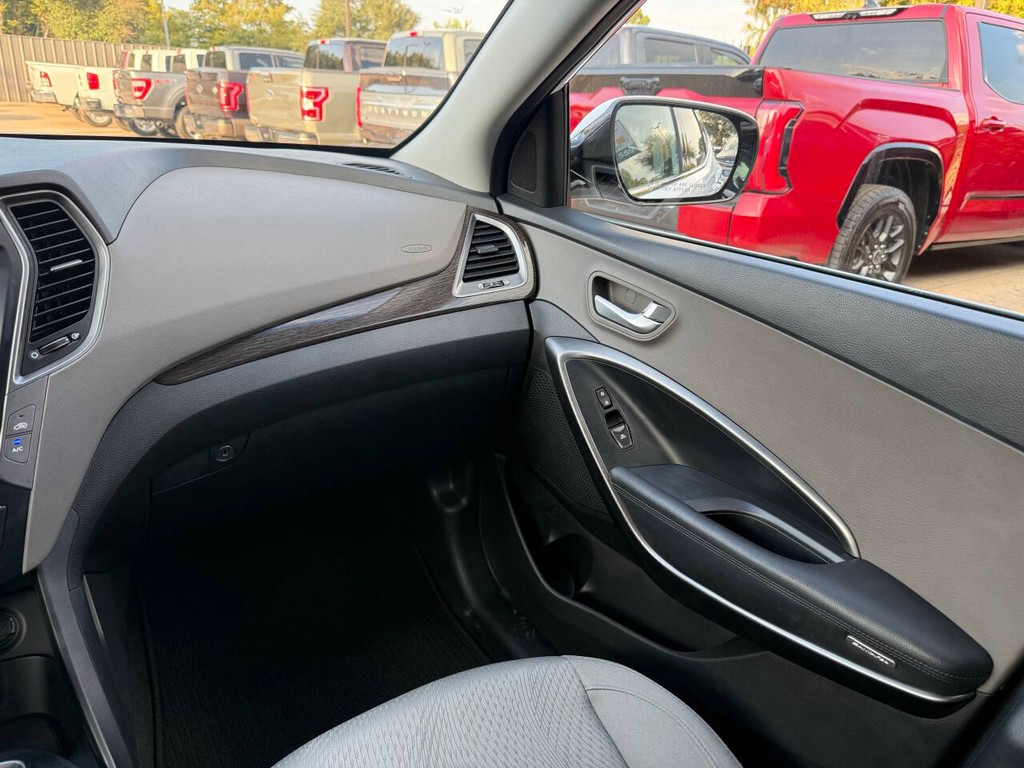 Hyundai Santa Fe Sport Vehicle Full-screen Gallery Image 20