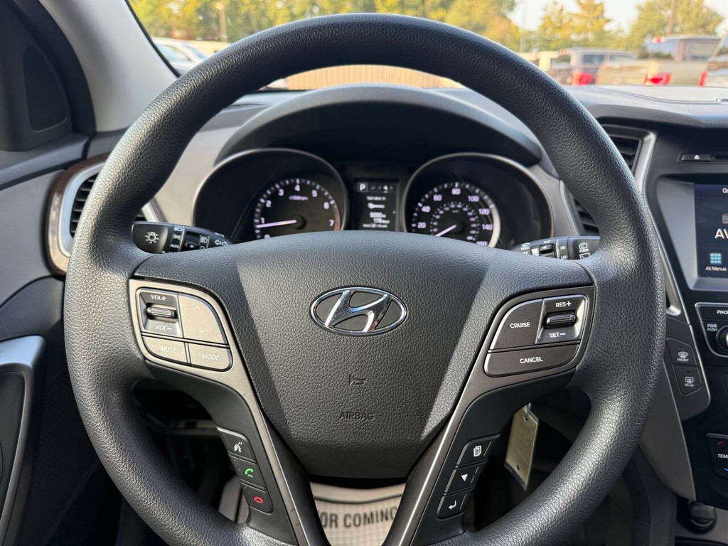 Hyundai Santa Fe Sport Vehicle Full-screen Gallery Image 23