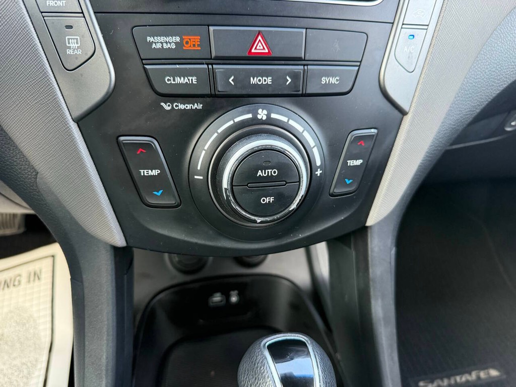 Hyundai Santa Fe Sport Vehicle Full-screen Gallery Image 28