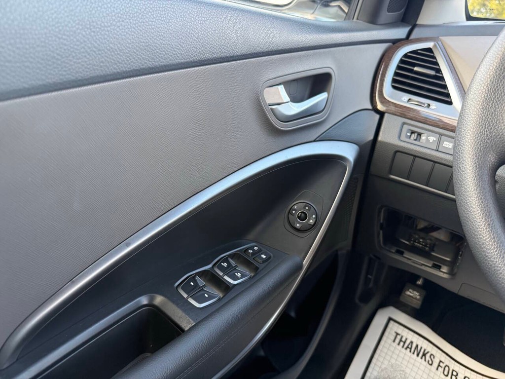 Hyundai Santa Fe Sport Vehicle Full-screen Gallery Image 30