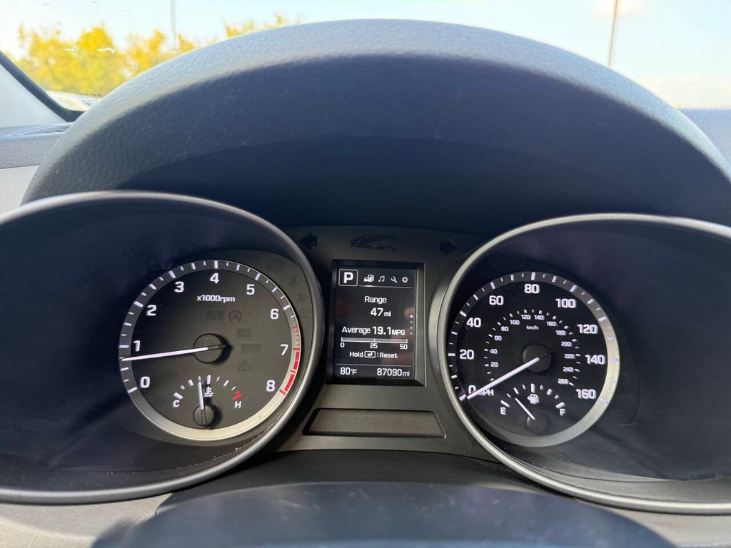 Hyundai Santa Fe Sport Vehicle Full-screen Gallery Image 31