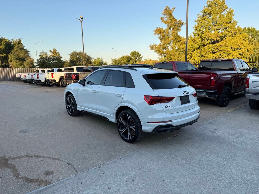 Audi Q3 Vehicle Full-screen Gallery Image 04