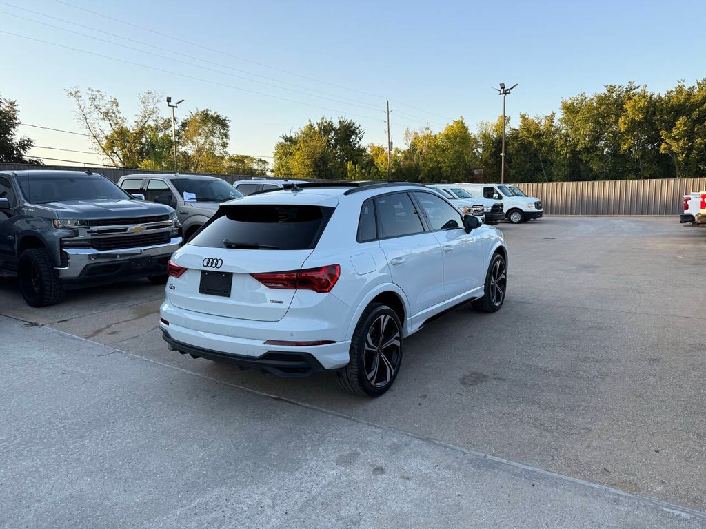 Audi Q3 Vehicle Full-screen Gallery Image 05