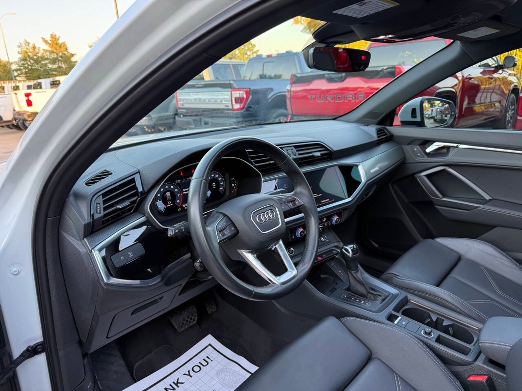 Audi Q3 Vehicle Full-screen Gallery Image 06