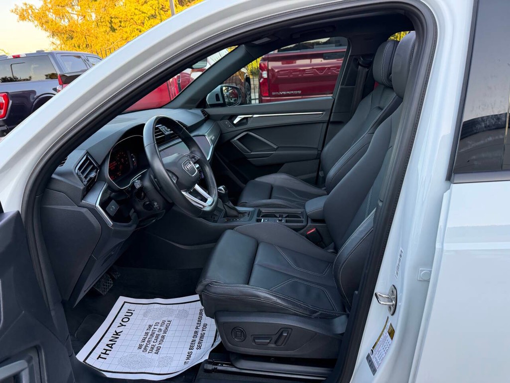 Audi Q3 Vehicle Full-screen Gallery Image 07