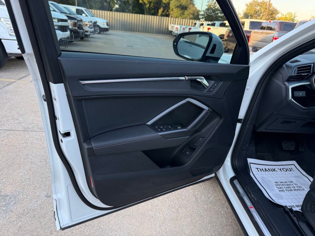 Audi Q3 Vehicle Full-screen Gallery Image 08