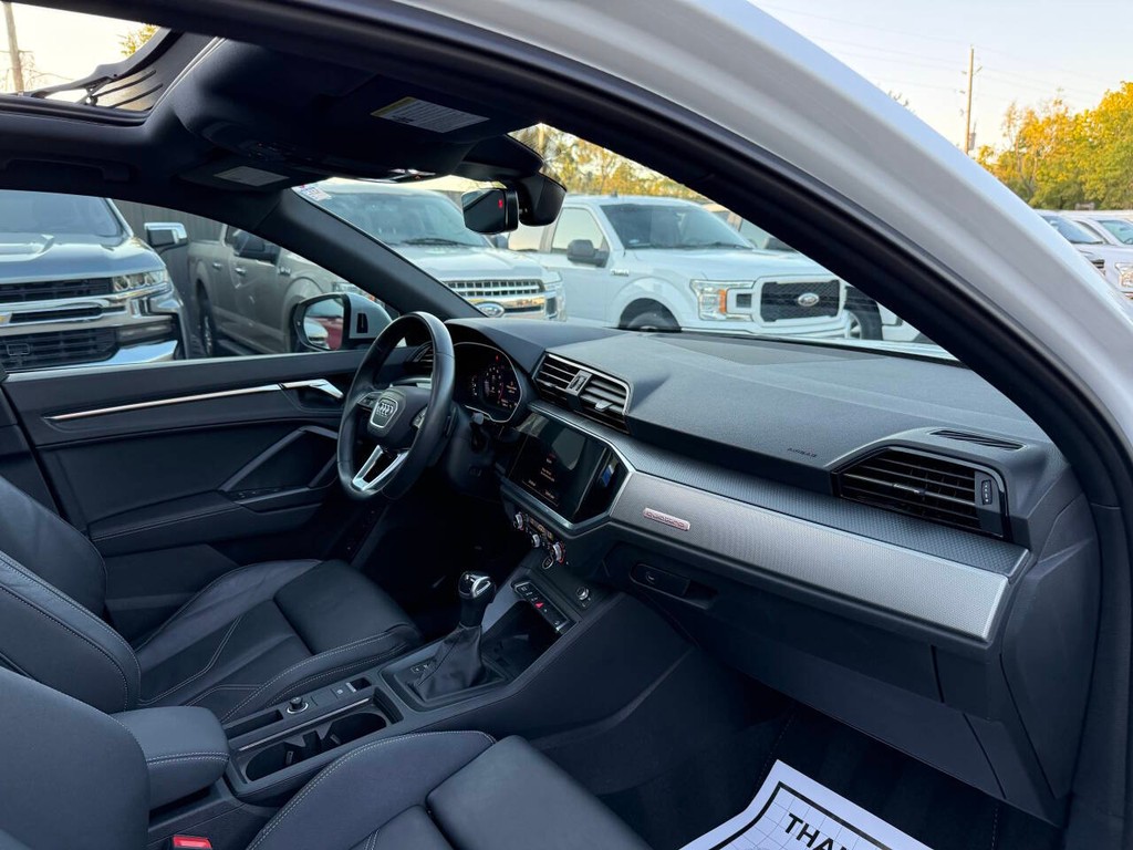 Audi Q3 Vehicle Full-screen Gallery Image 09