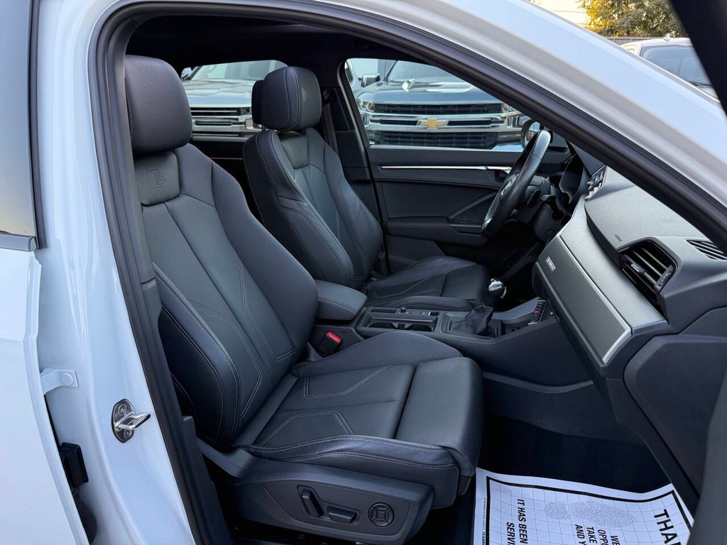 Audi Q3 Vehicle Full-screen Gallery Image 10